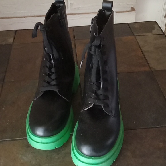 Size 8 Steve Madden boots - Picture 2 of 2